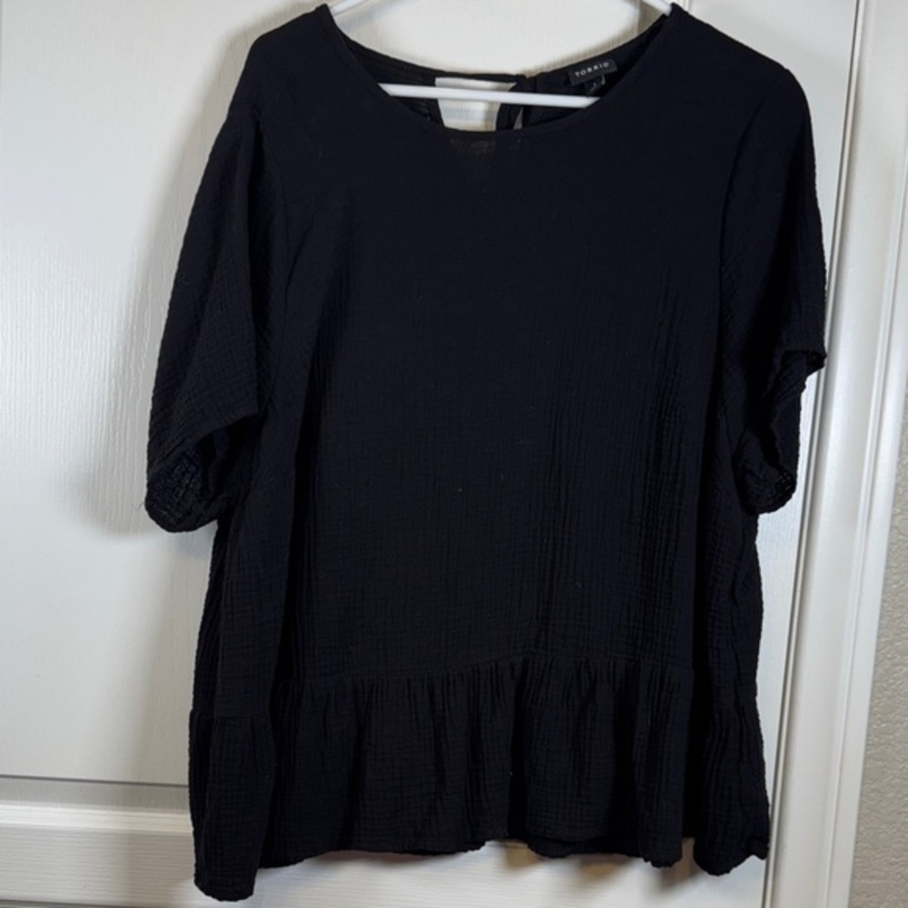 Torrid Short Sleeve Tiered Black Blouse Ruffle Neck Back Tie Size 1 EUC #5002 - Picture 1 of 5
